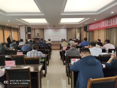 參會(huì )各單位代表聽(tīng)取《就地熱再生技術(shù)原理與工程應用》專(zhuān)題報告.jpg