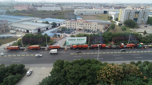 參會(huì )各單位代表現場(chǎng)觀(guān)摩就地熱再生施工.jpg